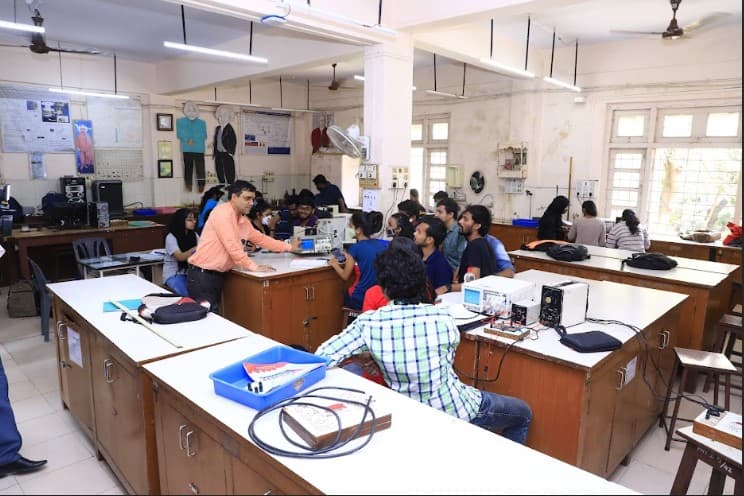 R.D. & S.H. National College And S.W.A. Science College Mumbai Classes & labs photo 2